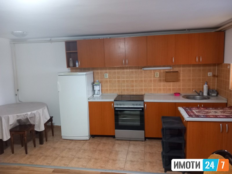 се издава