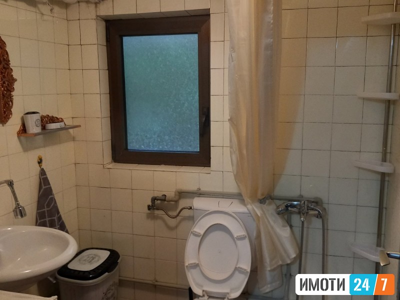 се издава