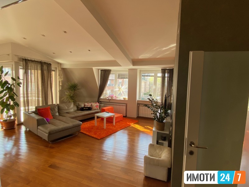 Pure Elegance A Luxurious haven with panoramic Views and Opulent living