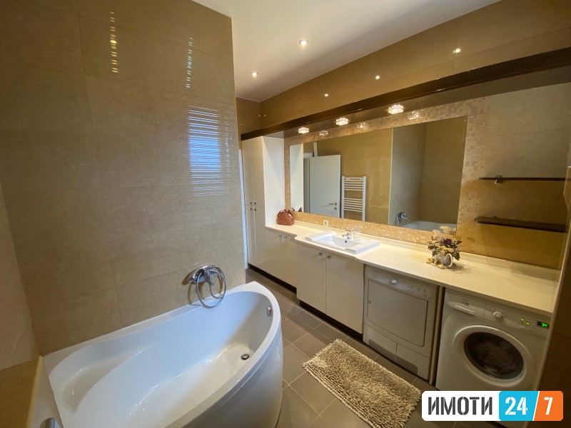 Pure Elegance A Luxurious haven with panoramic Views and Opulent living
