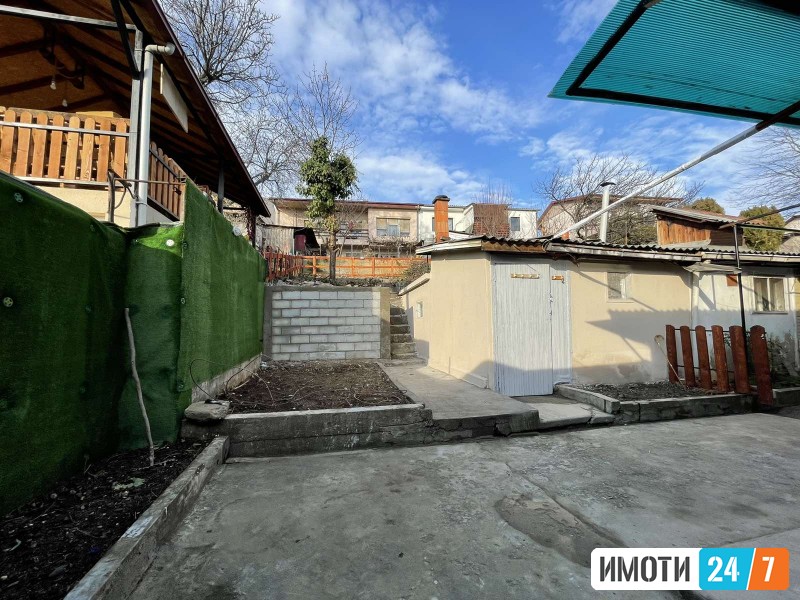 Се продава куќа во населба ченто Скопје на улица Методија Андонов - Ченто