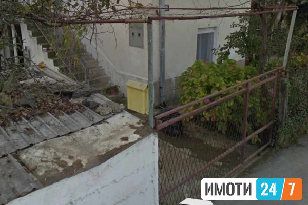 Се продава куќа постар тип
