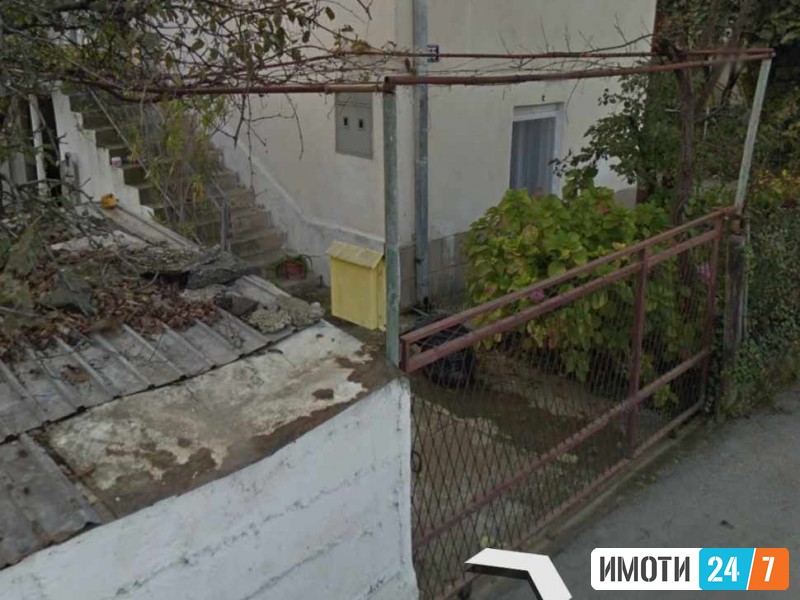 Се продава куќа постар тип