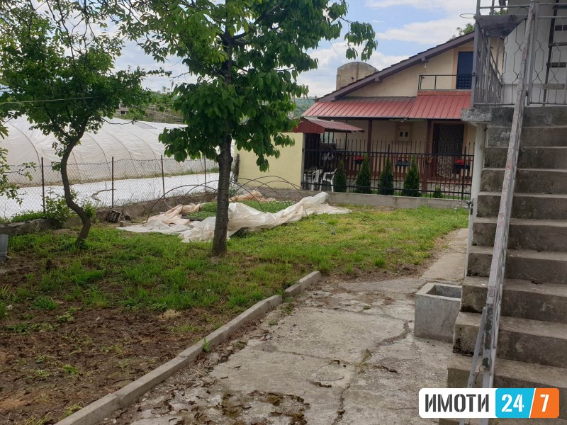 Се продава куќа постар тип