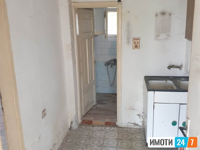 Се продава куќа постар тип