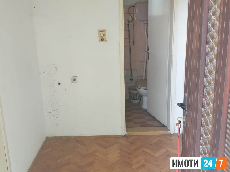 Се продава куќа постар тип