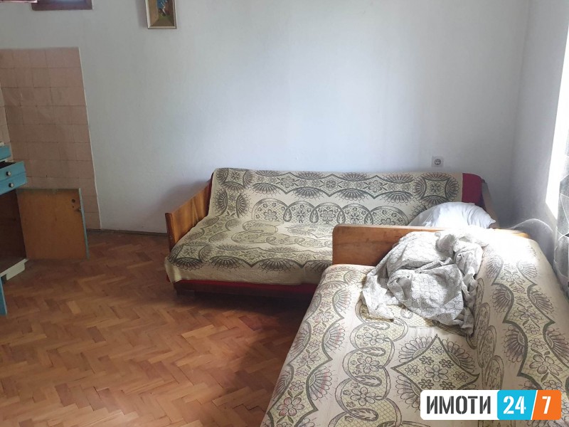 Се продава куќа постар тип
