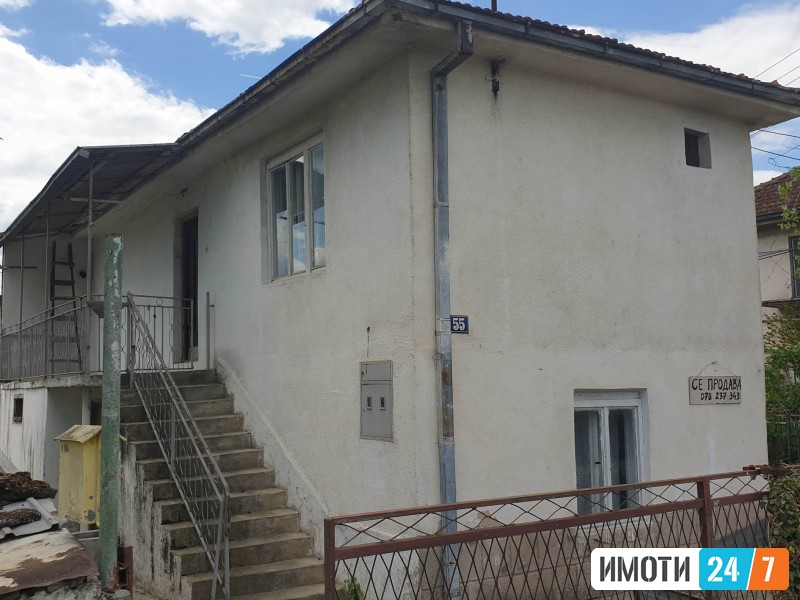 Се продава куќа постар тип