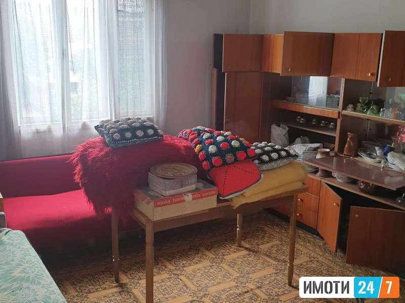 Се продава куќа постар тип