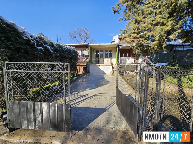 Се продава куќа во населба Ченто Скопје на улица Методија Андонов - Ченто 