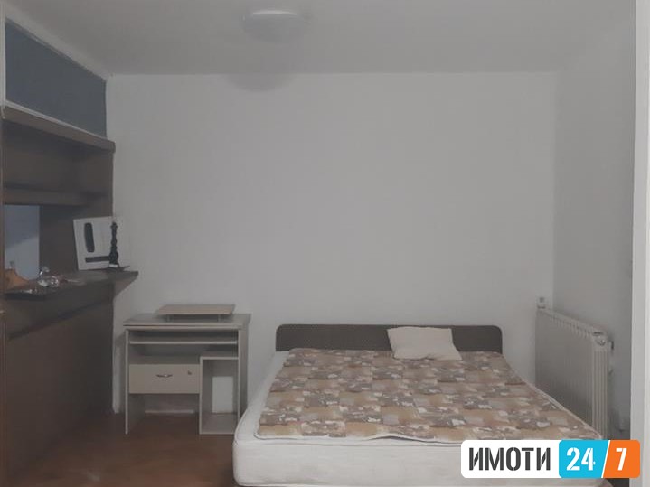 СЕ ИЗДАВА ГАРСОЊЕРА ВО ЛИСИЧЕ