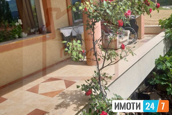 КАТ ОД КУЌА НА АТРАКТИВНА ЛОКАЦИЈА- БАРДОВЦИ