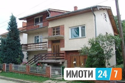 Se izdava sprat od kukja za viendi praznicki i prestoi vo Berovo