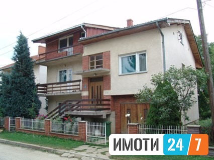 Se izdava sprat od kukja za viendi praznicki i prestoi vo Berovo