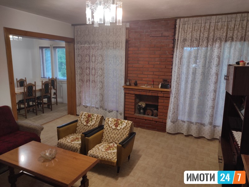 Se izdava sprat od kukja za viendi praznicki i prestoi vo Berovo