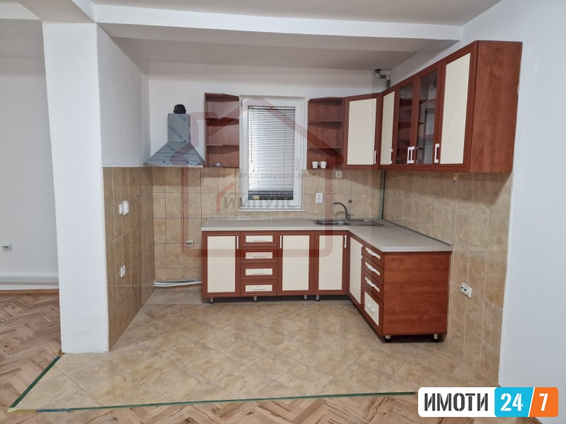 PRAZEN TRSOBEN STAN SO LOKACIJA VO CENTAR