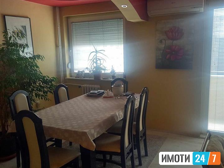 СЕ ПРОДАВА СТАН ВО СТРОГ ЦЕНТАР 