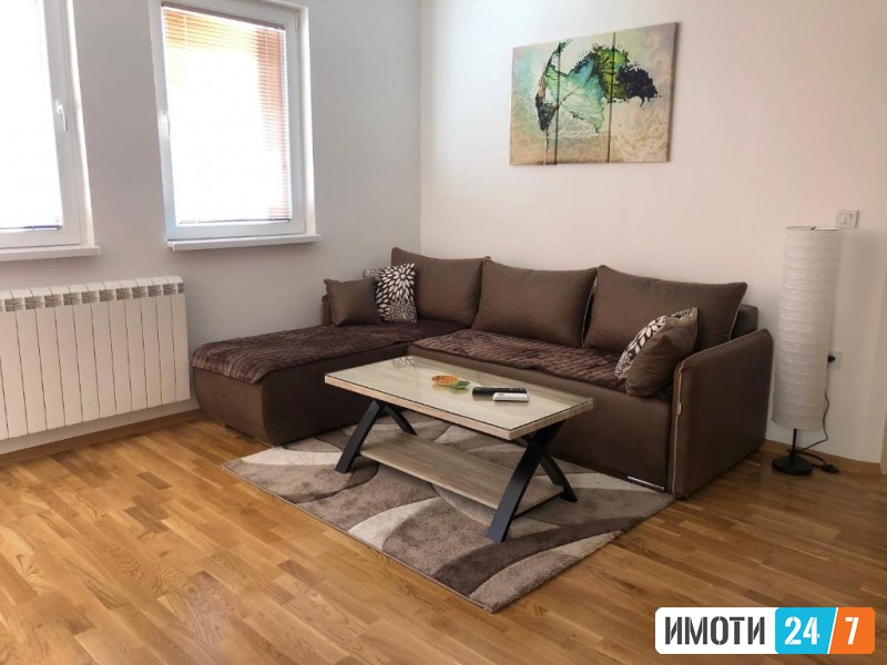 SE IZDAVA TROSOBEN STAN VO CENTAR - RAMPA