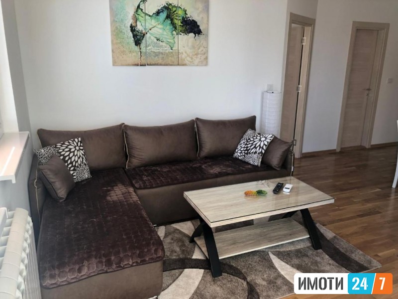 SE IZDAVA TROSOBEN STAN VO CENTAR - RAMPA