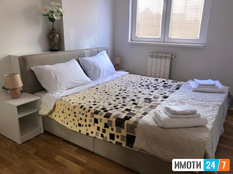 SE IZDAVA TROSOBEN STAN VO CENTAR - RAMPA