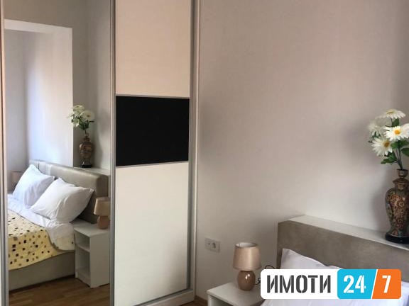 SE IZDAVA TROSOBEN STAN VO CENTAR - RAMPA