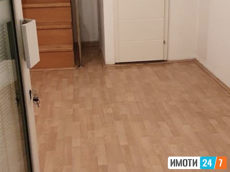 Издавам деливен простор позади Броз кафе