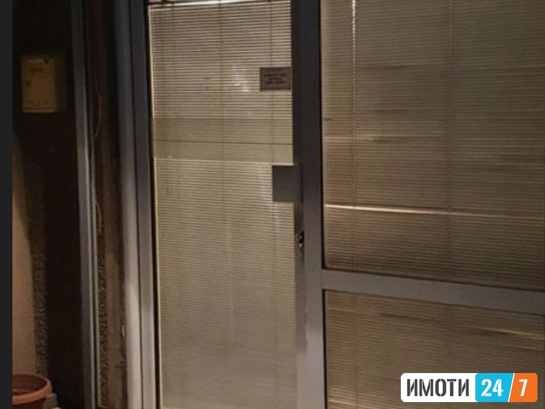 Издавам деливен простор позади Броз кафе