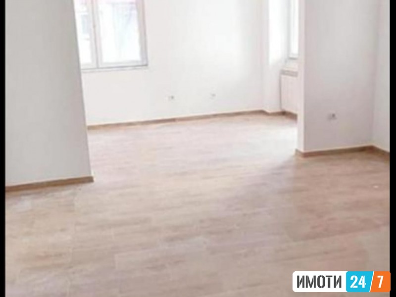 NOV DVOSOBEN DELOVEN PROSTOR VO CENTAR UNIVERZALNA SALA