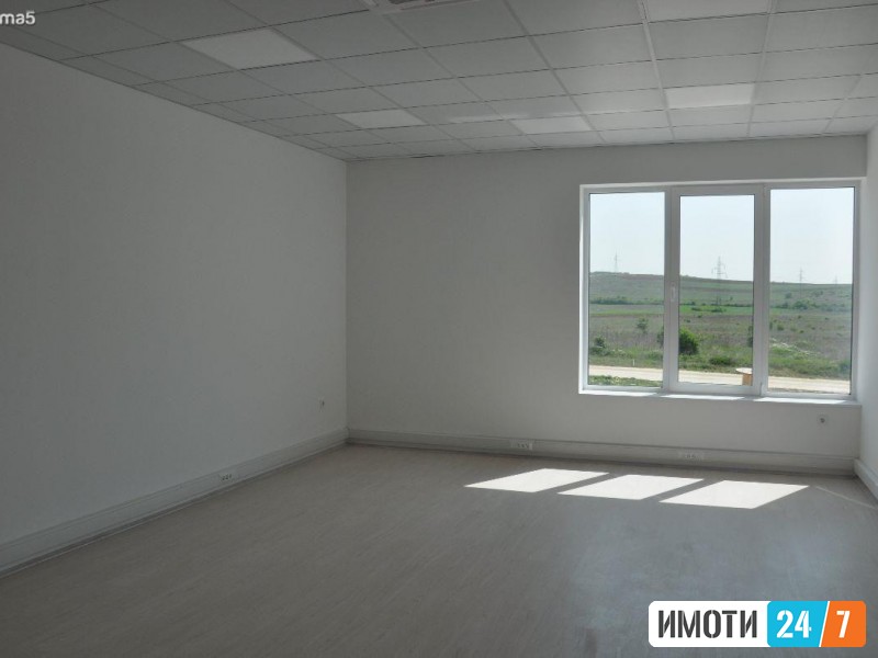 Se izdava magacinski prostori 2500 m2 vo vizbegovo