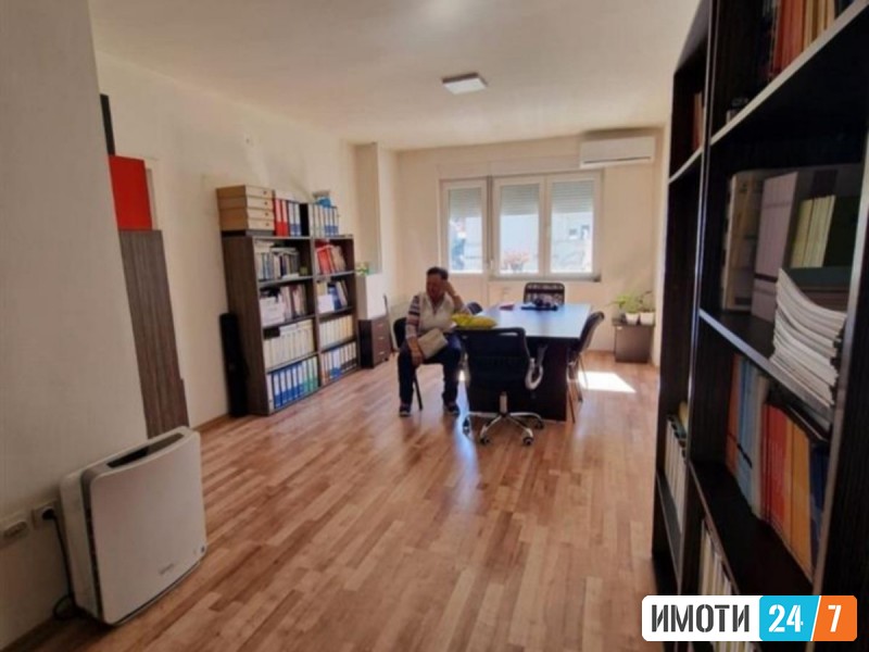 STANDELOVEN PROSTOR VO CENTAR PLOSHTAD