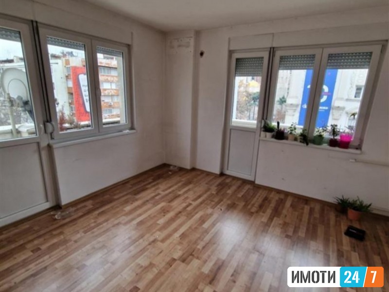 STANDELOVEN PROSTOR VO CENTAR PLOSHTAD