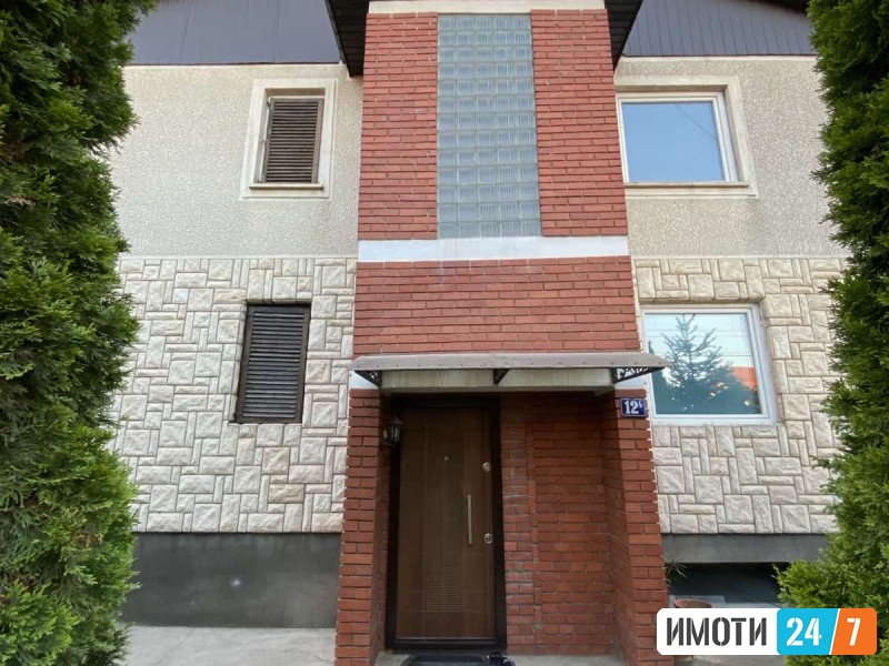  Prodavam prostrana i funkcionalna semejna kuka  vo n Dracevo Skopje