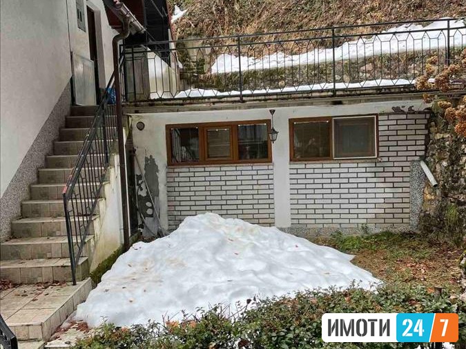 Продавам викенд куќа во Маврово