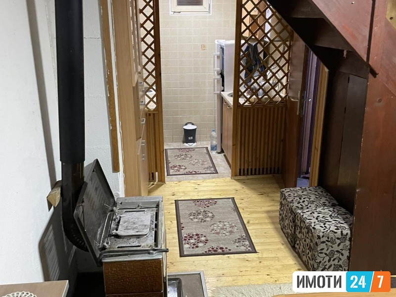 Продавам викенд куќа во Маврово