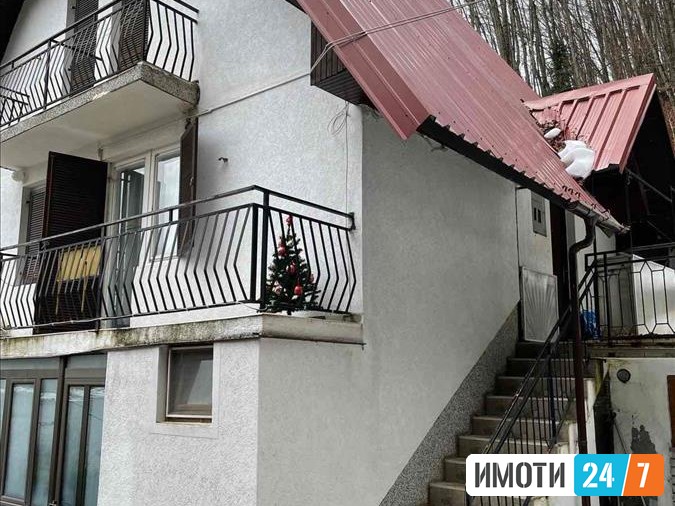 Продавам викенд куќа во Маврово