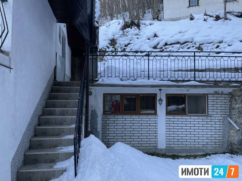 Продавам викенд куќа во Маврово
