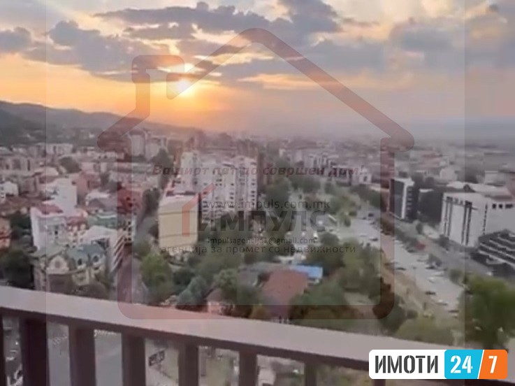 PRAZEN  CETIRISOBEN STAN ZA DELOVNA NAMENA VO STROG CENTAR