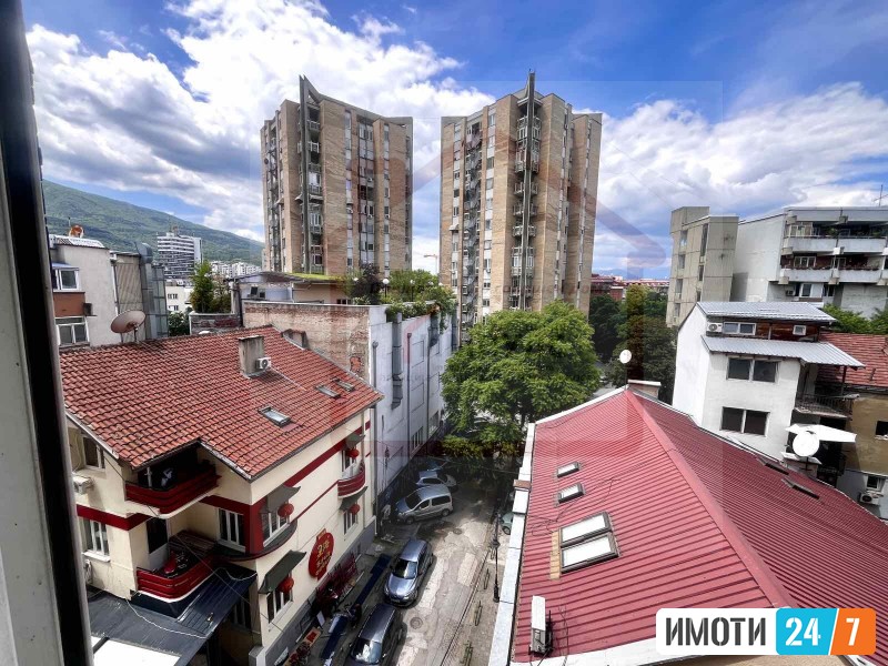 SE PRODAVA PRAKTICEN TROSOBEN STAN VO STROG CENTAR NA SKOPJE