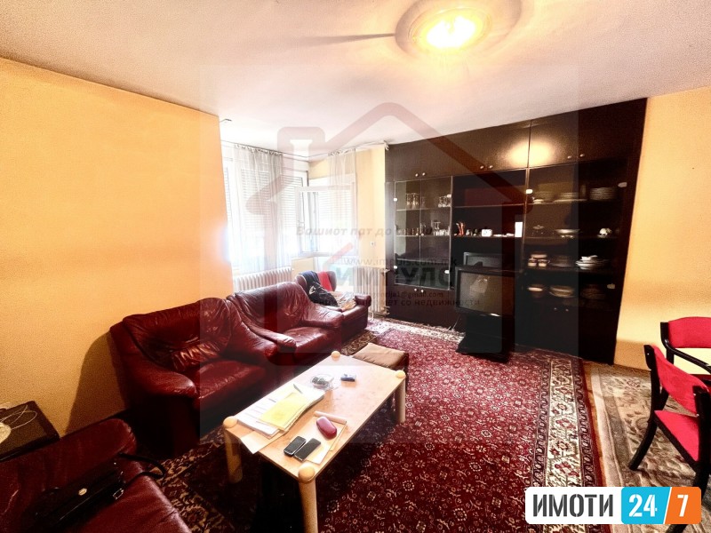 SE PRODAVA PRAKTICEN TROSOBEN STAN VO STROG CENTAR NA SKOPJE