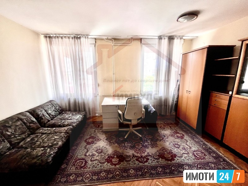 SE PRODAVA PRAKTICEN TROSOBEN STAN VO STROG CENTAR NA SKOPJE