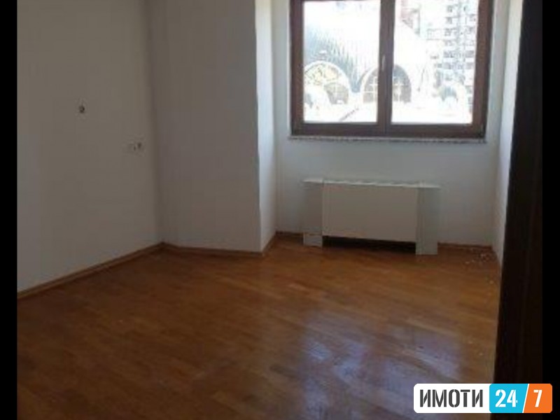 TROSOBEN PRAZEN STAN DELOVEN VO CENTAR AURA