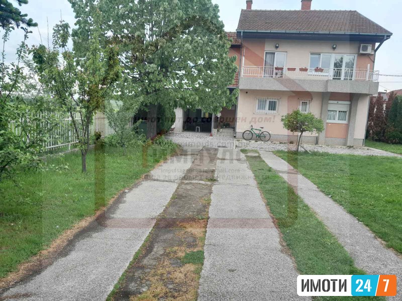 SE PRODAVA SAMOSTOJNA KUKJA NA TIVKA LOKACIJA VO PETROVEC