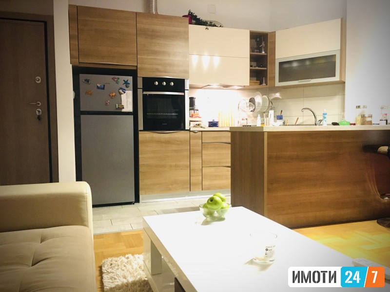 Prostoren Trosoben stan so prekrasen pogled vo Aerodrom so garazno mesto