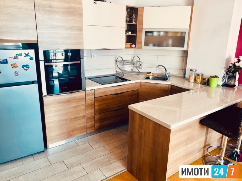 Prostoren Trosoben stan so prekrasen pogled vo Aerodrom so garazno mesto