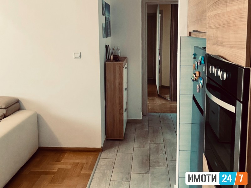 Prostoren Trosoben stan so prekrasen pogled vo Aerodrom so garazno mesto