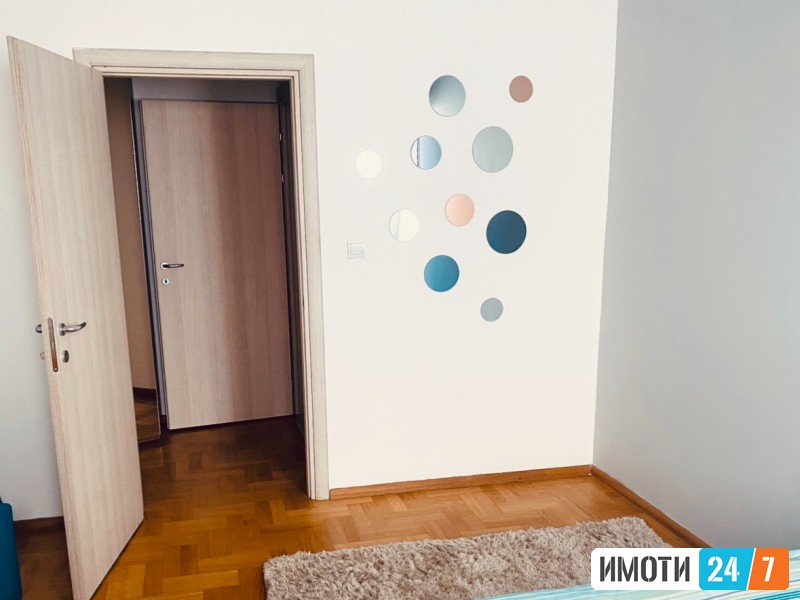 Prostoren Trosoben stan so prekrasen pogled vo Aerodrom so garazno mesto