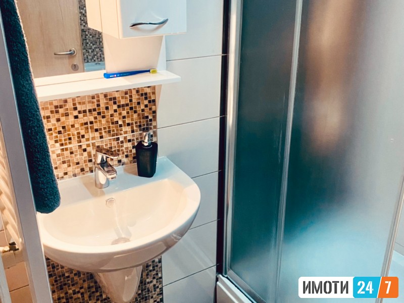 Prostoren Trosoben stan so prekrasen pogled vo Aerodrom so garazno mesto