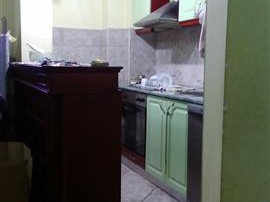 SE IZDAVA TROSOBEN SRTAN SO LOKACIJA VO CENTAR
