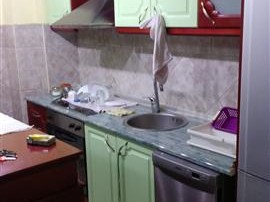 SE IZDAVA TROSOBEN SRTAN SO LOKACIJA VO CENTAR
