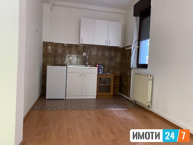 SE IZDAVA PRAZEN DWELOVEN PROSTOR SO LOKACIJA VO CENTAR